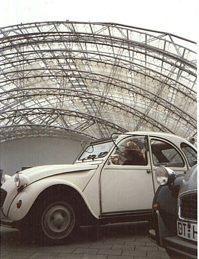 Unsere Ente vor der Leipziger Neuen Messe April 1998 - Klicken, um weitere Entenbilder zu sehen!