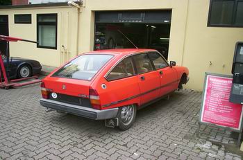 Der Citroen GSA Pallas, seines rechten Schwingarms beraubt vor der Werkstatt meines Vertrauens. Man sieht noch die DDR-typischen Schmutzfänger bei den Hinterrädern.