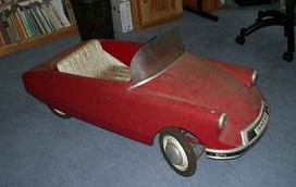 Das Tretauto vor der Grundreinigung.